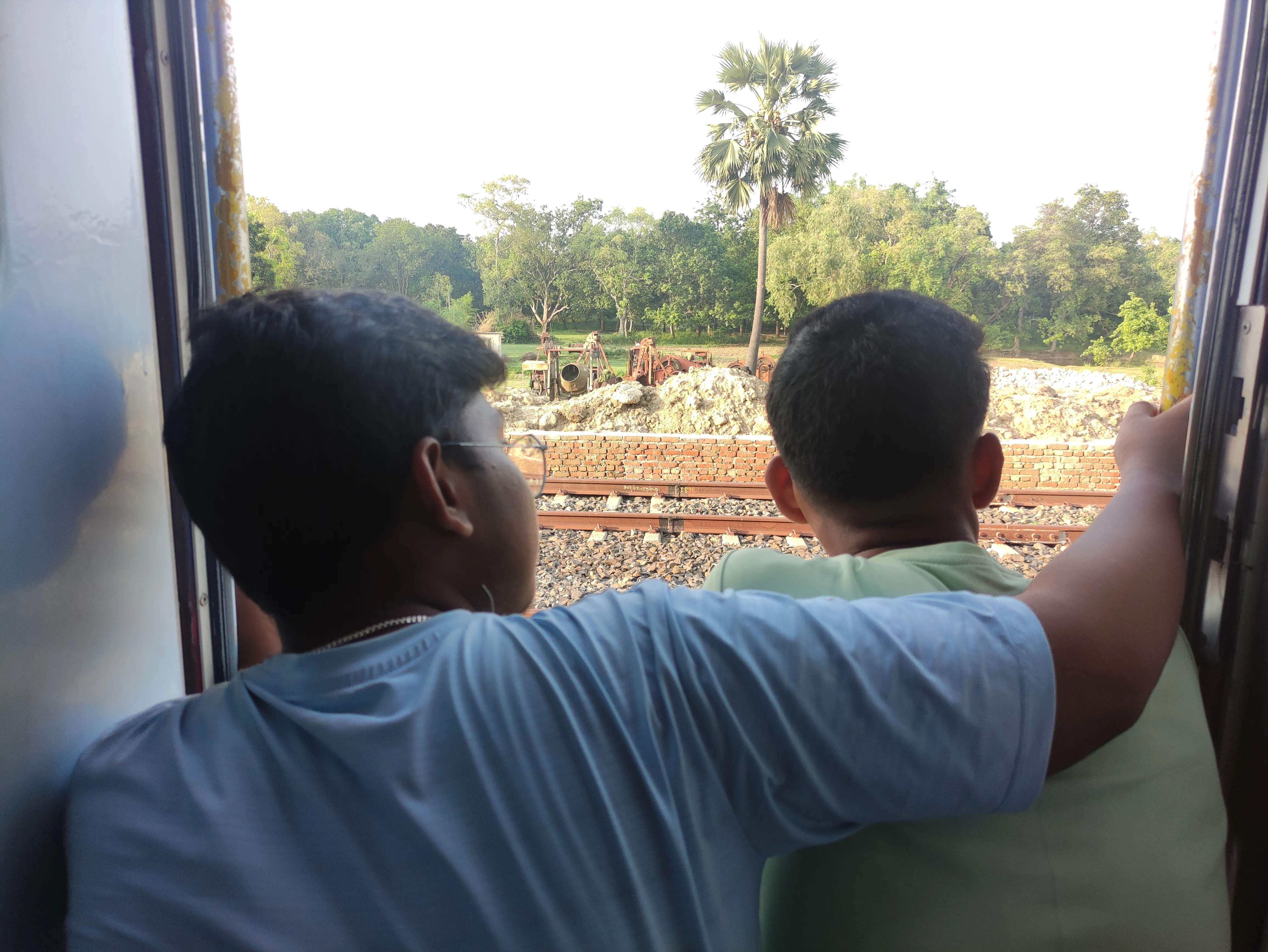 picture of tanuj,shrawan together in train